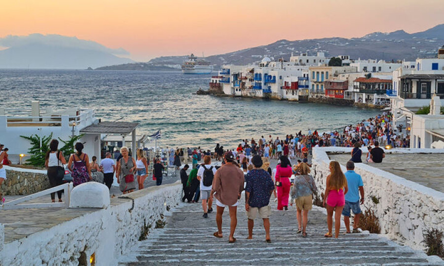 Πώς η Ελλάδα πέτυχε ρεκόρ μεγεθών στον τουρισμό το 2023