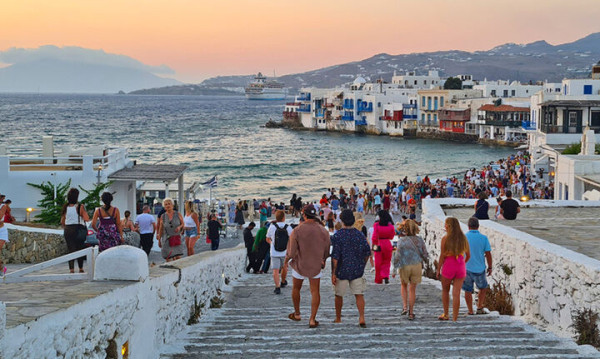 Πώς η Ελλάδα πέτυχε ρεκόρ μεγεθών στον τουρισμό το 2023