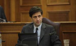 Ο Χουλιαράκης συνδέει το εξπρές της Βουλής με το χρέος