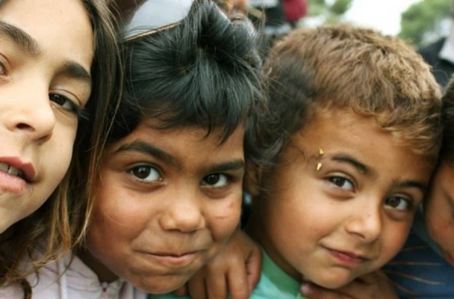 Κομισιόν: Νέο 10ετές σχέδιο για τη στήριξη των Ρομά