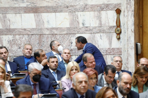 Οι όχι και τόσο αδιάφορες απουσίες Καραμανλή — Σαμαρά από την συνεδρίαση της ΚΟ της ΝΔ