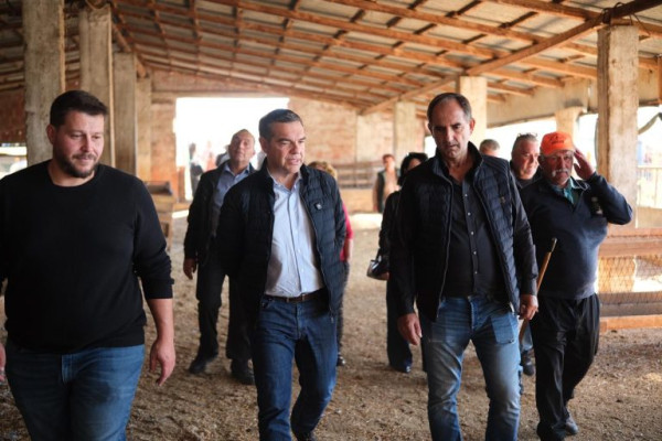 Τσίπρας: Να σταματήσει η κοροϊδία και να πάρουν οι κτηνοτρόφοι αυτό που τους αξίζει