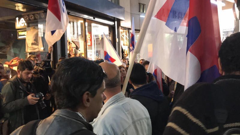 Πλειστηριασμοί: Ένταση, χημικά και τραυματισμοί έξω από συμβολαιογραφείο