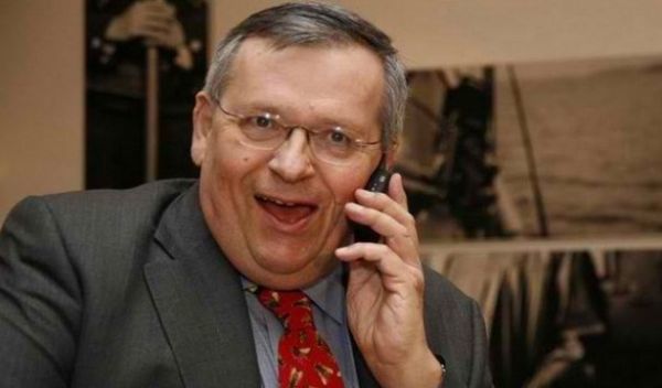 Ο Στέφανος Μάνος εγκωμιάζει τον «Στέφανο Μάνο του ΣΥΡΙΖΑ»