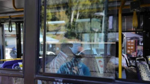 Κορονοϊός: Τέλος οι μάσκες στα μέσα μεταφοράς