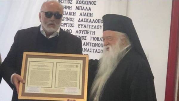Ο Κουρουμπλής πολεμάει την ακροδεξιά παρέα με τον… Αμβρόσιο