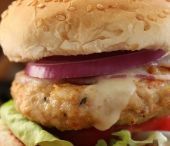 Burgers με σπιτική κέτσαπ και τσιπς γλυκοπατάτας!