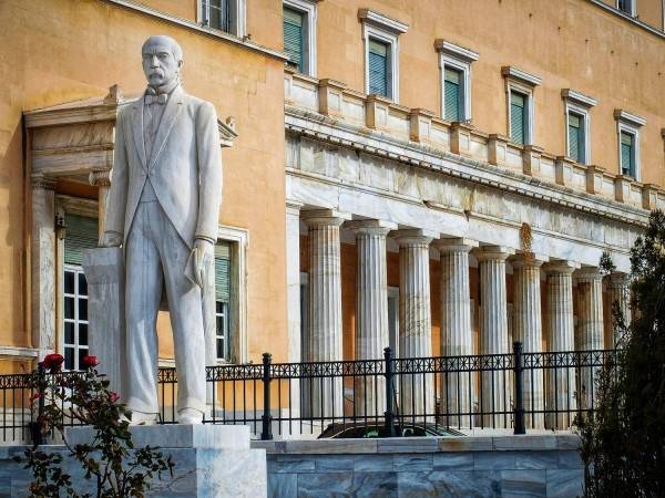Γραφείο Προϋπολογισμού Βουλής: Ένσταση στο ασφαλιστικό, «ναι» στον κατώτατο μισθό