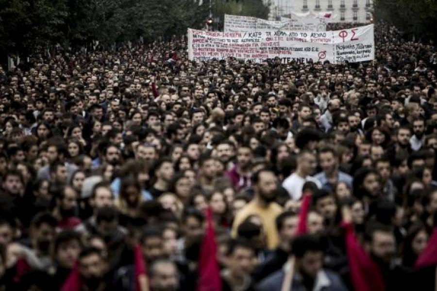 Εδώ ο κόσμος καίγεται και κάποιοι συζητούν για την πορεία του Πολυτεχνείου