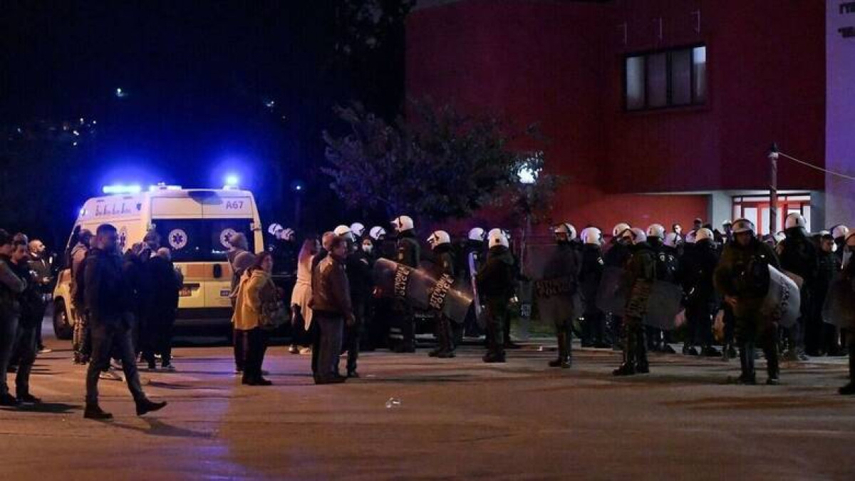 Πέθανε ο αστυνομικός που είχε χτυπηθεί από φωτοβολίδα στου Ρέντη