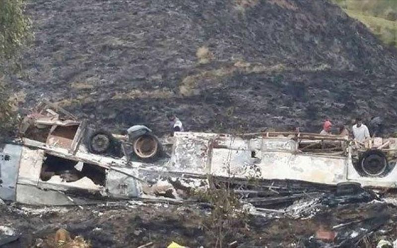 Ινδία: 27 νεκροί από πτώση σχολικού λεωφορείου σε φαράγγι
