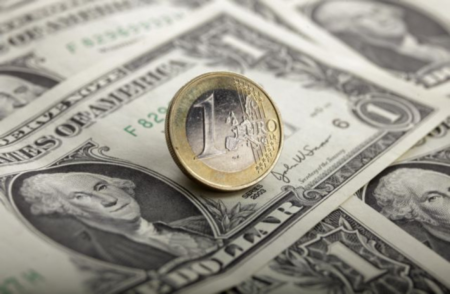 Υποχώρηση του ευρώ κατά 0,17% και διαμόρφωση στα 0,9767 δολάρια