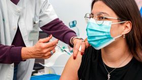Κορονοϊός: Τα εμβόλια μειώνουν τις πιθανότητες θανάτου... γενικώς