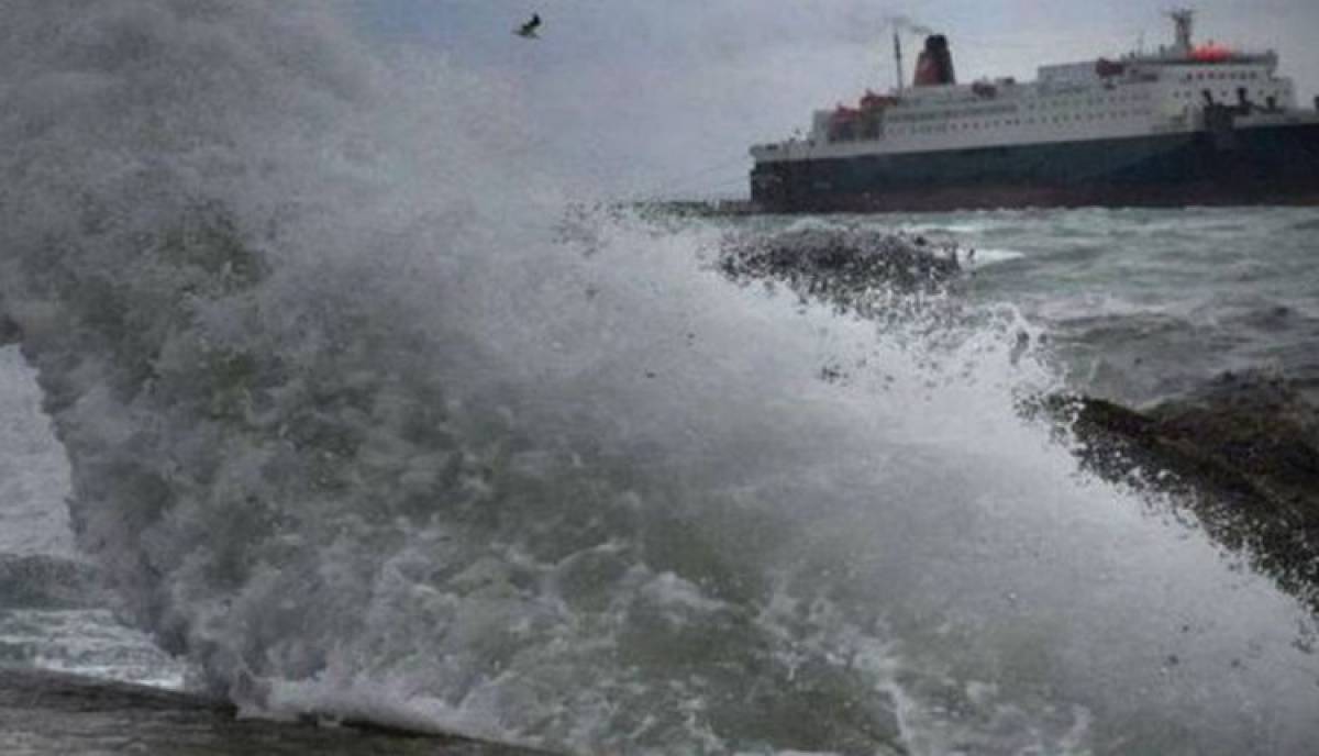 Οι ισχυροί άνεμοι προκαλούν προβλήματα στις ακτοπλοϊκές συγκοινωνίες