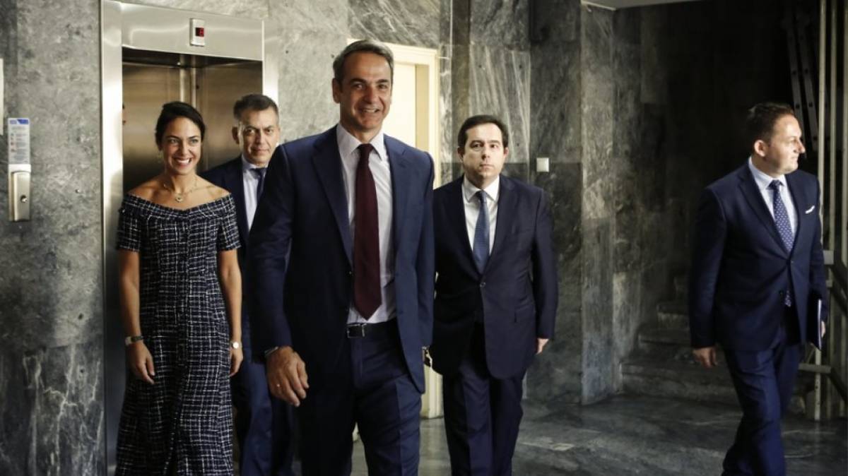 Επίσκεψη Μητσοτάκη στο υπουργείο Εργασίας