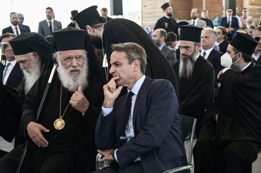 Η προεκλογική ανακωχή Μητσοτάκη-Ιερώνυμου και τα «αντάρτικα» στις εκκλησίες
