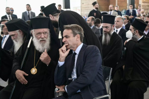 Η προεκλογική ανακωχή Μητσοτάκη-Ιερώνυμου και τα «αντάρτικα» στις εκκλησίες