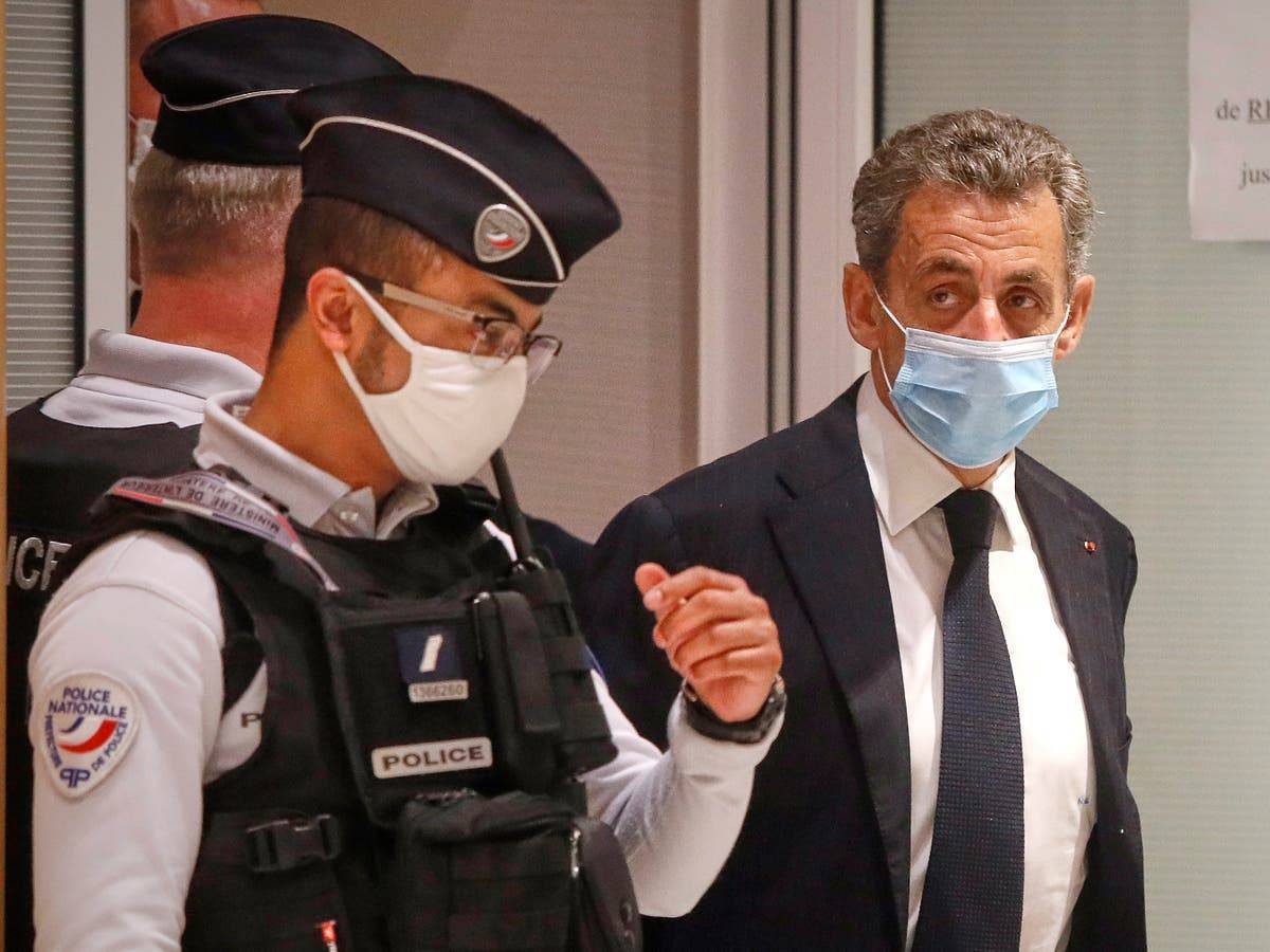 Σε κατ' οίκον περιορισμό με βραχιολάκι ο Σαρκοζί