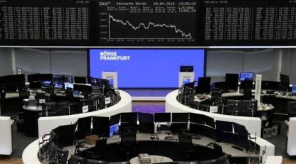 Σε κλοιό ρευστοποιήσεων οι ευρωαγορές - «Βαρίδι» η καπνοβιομηχανία