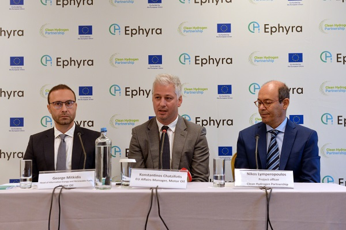από αριστερά προς δεξιά: Γιώργος Μητκίδης, Επικεφαλής Εναλλακτικής Ενέργειας και Ανανεώσιμων Καυσίμων, Motor Oil - Κωνσταντίνος Χατζηφώτης, Διευθυντής Ευρωπαϊκών Υποθέσεων, Motor Oil - Νίκος Λυμπερόπουλος, Project Officer, Clean Hydrogen Partnership