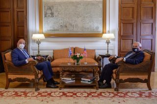 Δένδιας- Μενέντεζ: Συνάντηση με επίκεντρο τις στρατηγικές σχέσεις Ελλάδας- ΗΠΑ