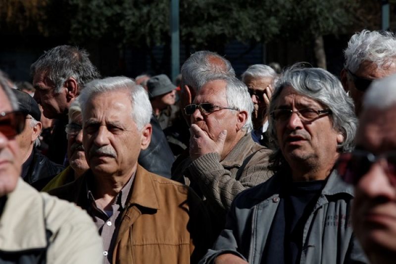 Πορεία συνταξιούχων προς το υπουργείο Εργασίας