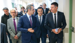 Ο Πρωθυπουργός, Κυριάκος Μητσοτάκης, και ο Ιδρυτής και Πρόεδρος της Allwyn, Karel Komarek, περιηγούνται στους χώρους του Αντικαρκινικού Νοσοκομείου «ΜΕΤΑΞΑ» και ενημερώνονται για τις παρεμβάσεις που θα πραγματοποιηθούν