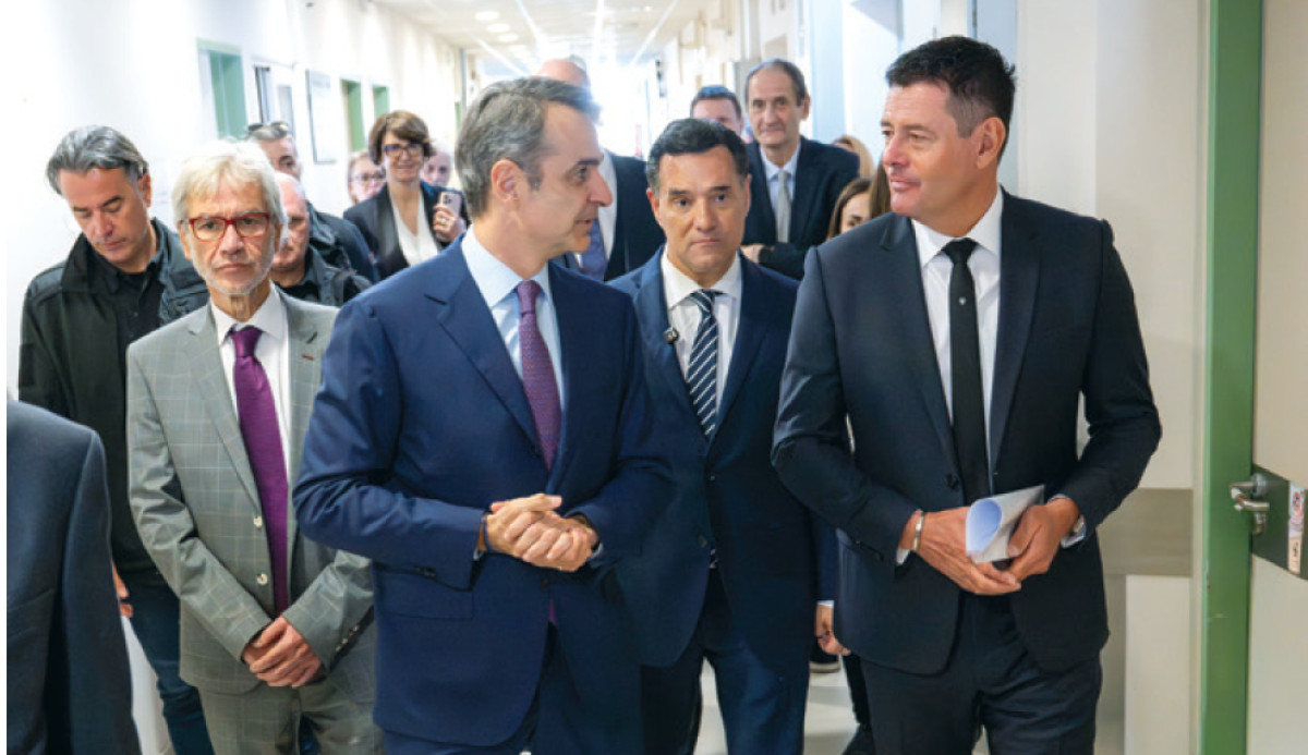 Ο Πρωθυπουργός, Κυριάκος Μητσοτάκης, και ο Ιδρυτής και Πρόεδρος της Allwyn, Karel Komarek, περιηγούνται στους χώρους του Αντικαρκινικού Νοσοκομείου «ΜΕΤΑΞΑ» και ενημερώνονται για τις παρεμβάσεις που θα πραγματοποιηθούν