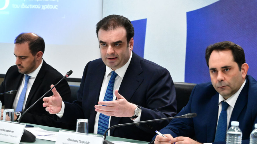 Αναθεωρήσεις σε ανάπτυξη (2%) και πληθωρισμό (3,2%) - «Μαξιλάρια» για το μέλλον και στοχευμένες ενισχύσεις