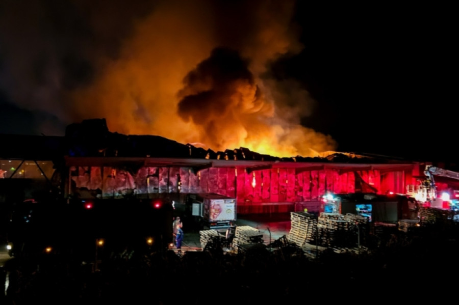 Πυροσβεστική: Από πρόθεση η φωτιά στο εργοστάσιο τροφίμων στη Λαμία