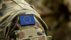 Τραμπ και Πούτιν αναγκάζουν την ΕΕ να «τρέξει» τον ευρωστρατό