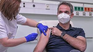 Κορονοϊός: Κάνει την τρίτη δόση του εμβολίου ο Μητσοτάκης