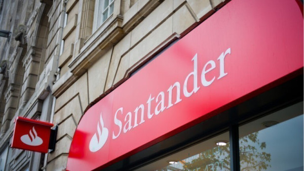 Banco Santander: Εξετάζει την έξοδό της από τη Βρετανία