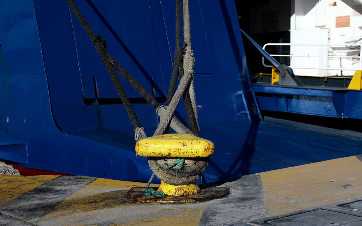 Λιμάνι Πειραιά: Δύο ναυτικοί έπεσαν στη θάλασσα εν ώρα εργασιών