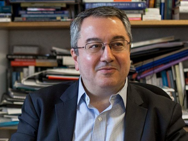 Μόσιαλος: Ανεπαρκή τα στοιχεία για 4η δόση στους 30-59 ετών