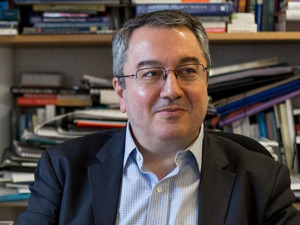 Μόσιαλος: Ανεπαρκή τα στοιχεία για 4η δόση στους 30-59 ετών