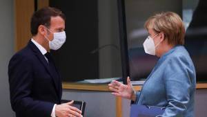 Μέρκελ-Μακρόν δεν... μετανιώνουν που εμπιστεύθηκαν την Κομισιόν για τα εμβόλια