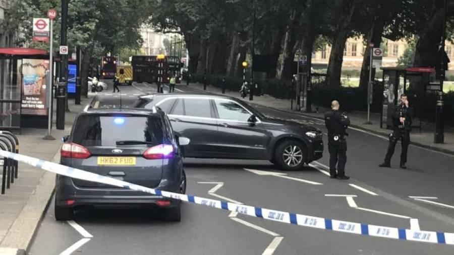 Λονδίνο: Πανικός με αυτοκίνητο που έπεσε σε κιγκλίδωμα του Κοινοβουλίου