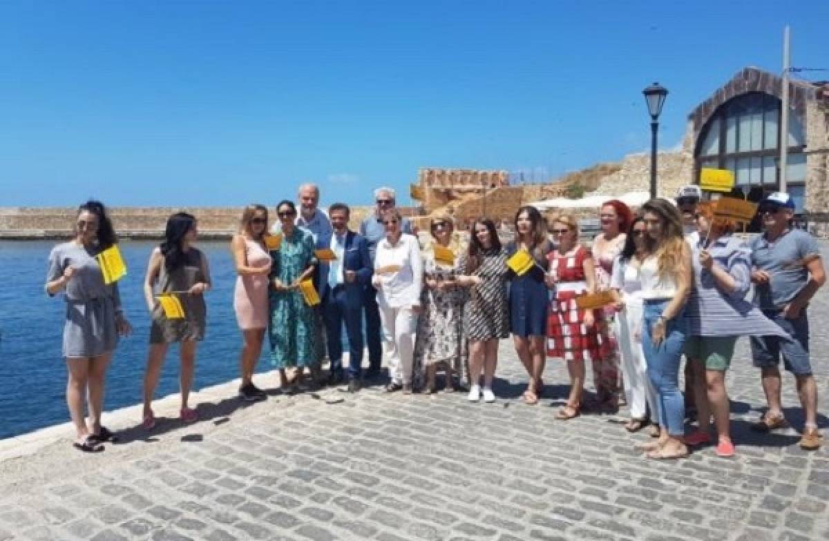 Ρουμάνοι T.Os και δημοσιογράφοι στην Κρήτη και την Σαντορίνη
