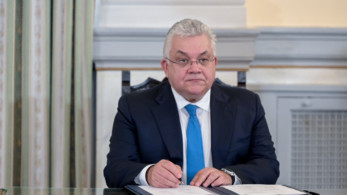 Επίθεση με τρικάκια στην οικία του Παπαϊωάννου: «Δεν με εκφοβίζουν», απαντά ο υφυπουργός Παιδείας