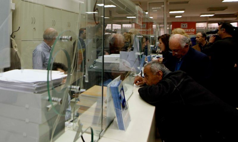 ΟΚΕ: Στο 55% του εισοδήματος φτάνουν οι νέες επιβαρύνσεις