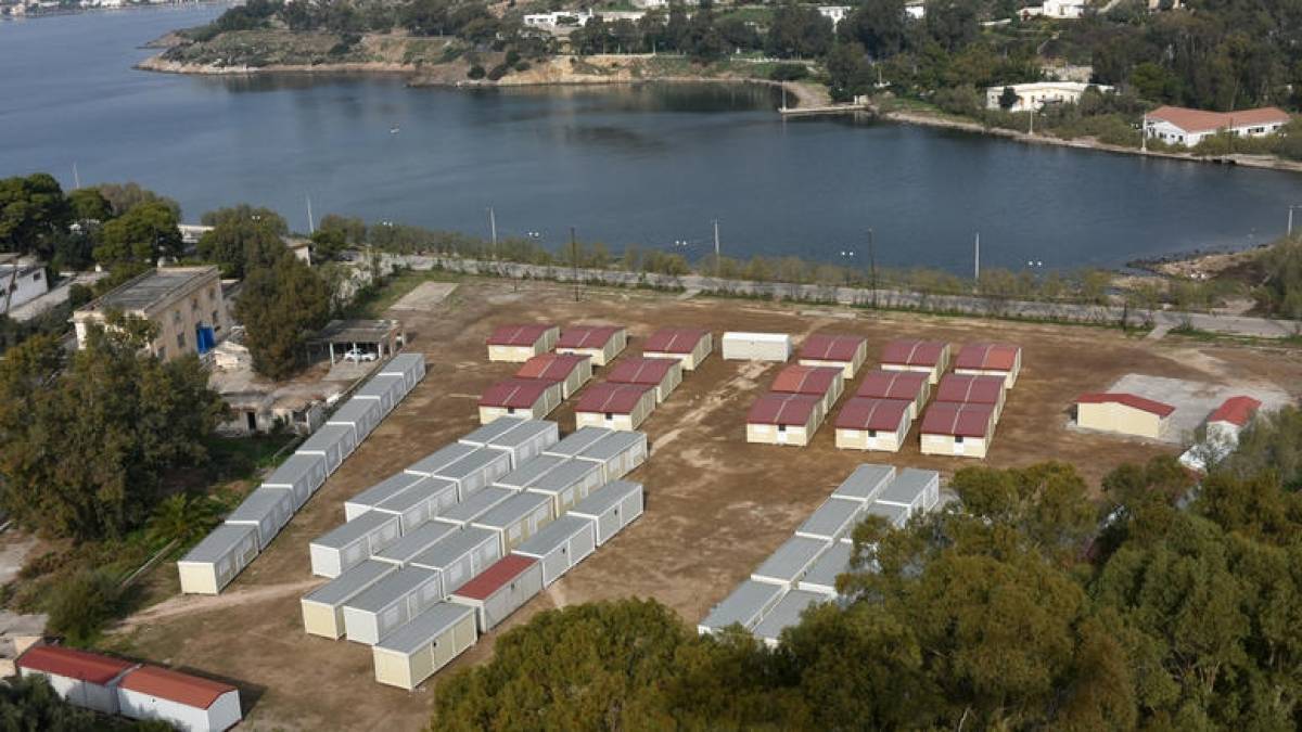 «Μπλόκο» κατοίκων της Λέρου στην αποβίβαση προσφύγων - μεταναστών