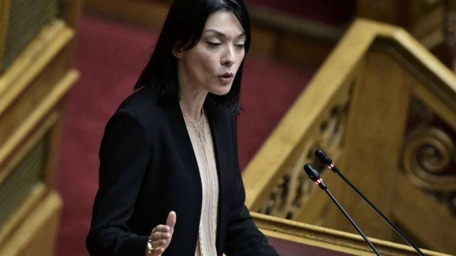Το μικρόφωνο της Βουλής πρόδωσε την Γιαννακοπούλου, που ήθελε «να σκίσει» την Κεραμέως