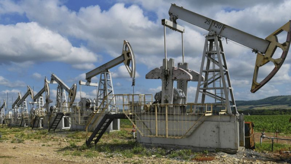 Προς εβδομαδιαίες απώλειες άνω του 5% το πετρέλαιο-«Σκαρφαλώνει» το αέριο