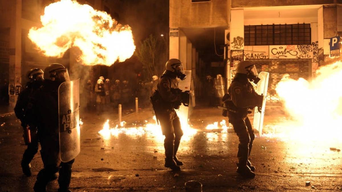 Επίθεση με μολότοφ εναντίον ΜΑΤ στα Εξάρχεια