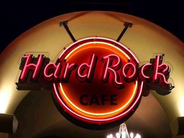 Ανοίγει πάλι το Hard Rock Cafe!
