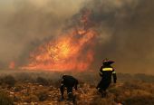 Πύρινος εφιάλτης χωρίς τέλος στη Βορειοανατολική Αττική