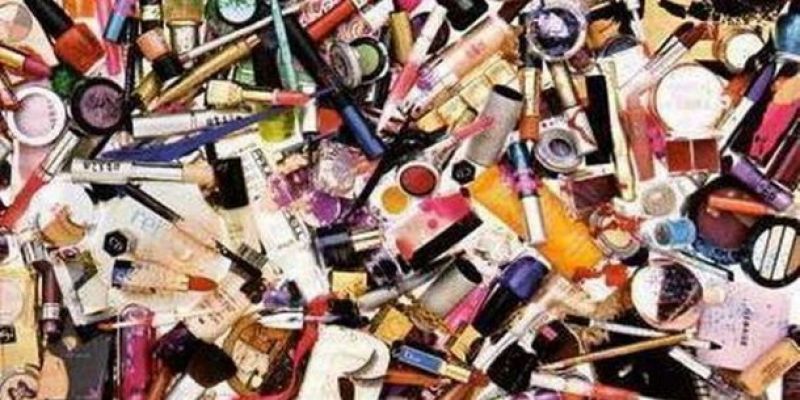 Μείωση πωλήσεων αλλά και αύξηση κερδών για την αγορά αρωμάτων και καλλυντικών