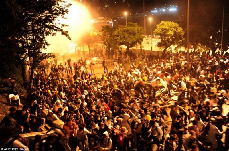Τουρκία: Ένταση μεταξύ διαδηλωτών και υποστηρικτών του Ερντογάν