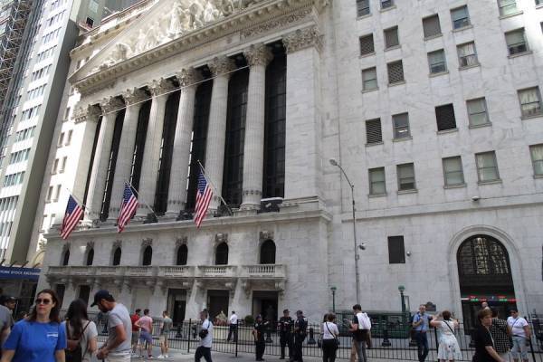 Ήπιες μεταβολές στο ξεκίνημα της Wall Street